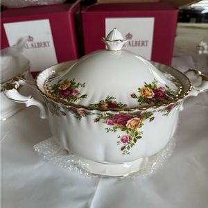 NWOB Royal Albert Old Country Roses Soup Tureen